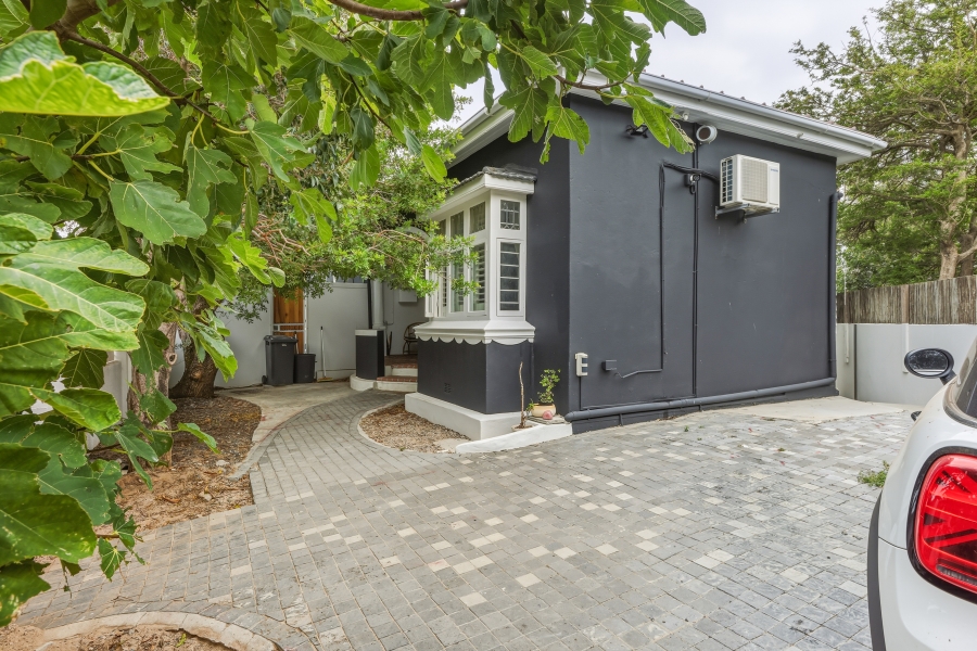 2 Bedroom Property for Sale in Vredehoek Western Cape